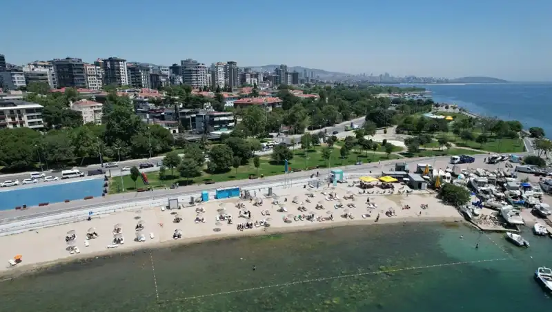 İstanbul'da Sıcak Hava Dalgası: Caddebostan Sahili Bütün Gözleri Üzerine Çekti