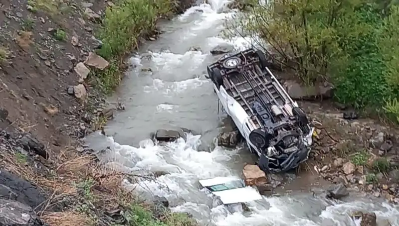 Hakkari'de Minibüs Devrildi: İki Kişi Hayatını Kaybetti, Üç Yaralı