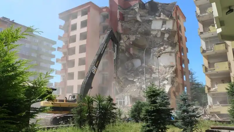 Dalgaların Gücü: Deprem Değil, İki Bina Yıkıldı!