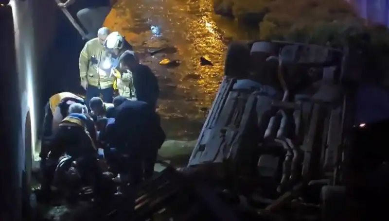 Sürücü Kaza Yerinden Kaçtı, Yaralıyı İtfaiye Zorluğa Rağmen Kurtardı!