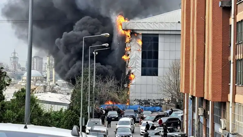 Başakşehir Sanayi Sitesinde Yangın paniği: Ekipler Olay Yerinde Mücadele Ediyor