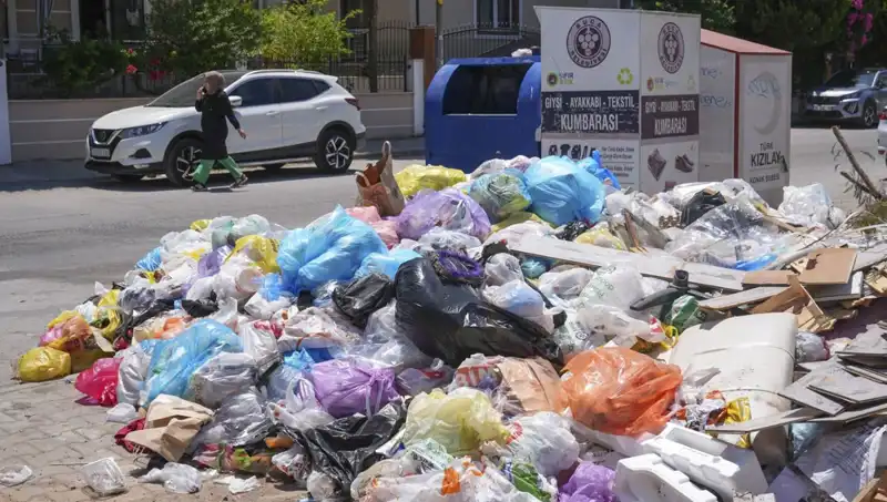 İzmir’de Çöp Yığınları Alarm Veriyor: Çözüm Arayışları Başladı!