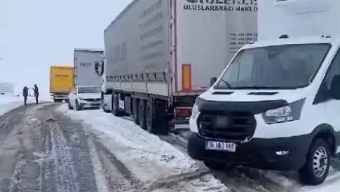Kars-Ardahan Karayolunda Kar Yağışı: TIR'lar Yolda Kaldı, Trafik Durma Noktasına Geldi