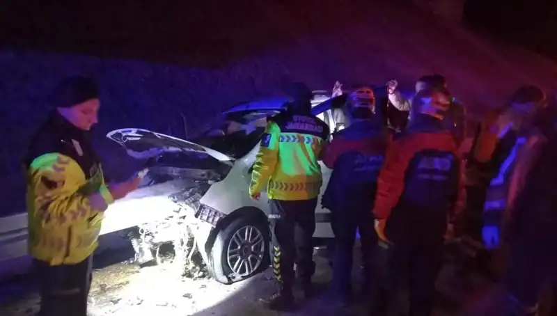 Bariyer Otomobile Saplandı: Kazada 4 Kişi Yaralandı, Detaylar Şok Edici!