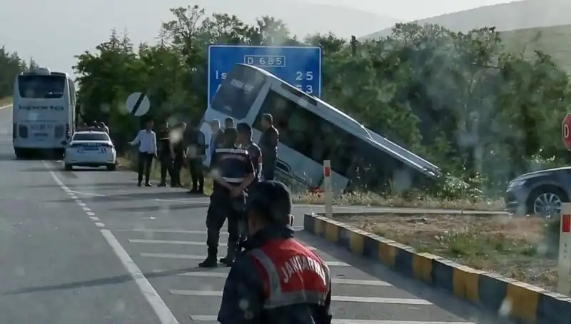 Isparta'da Tur Otobüsü ve Yolcu Otobüsü Çarpıştı: Korkunç Kazanın Ardındaki Gerçekler