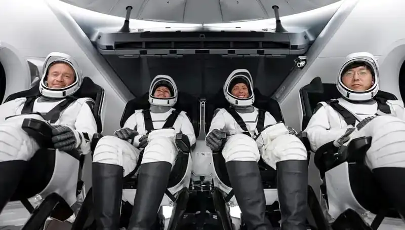 SpaceX'in Tarihi Görevi Başarıyla Tamamlandı: Uzay Yolcuları Dünya'ya Dönüş Yaptı
