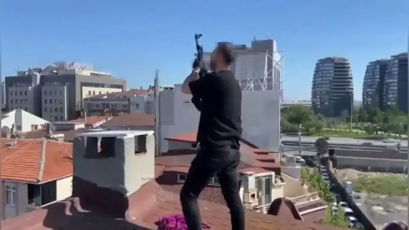 İstanbul'da Baskın: Çatıya Kaçan Şüpheliler Bacadan AK-47 İle Yakalandı!