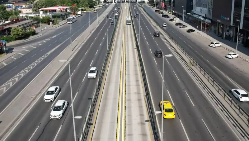 İstanbul Bayramda Boş Yollarda Sakin Kalan Şehir Manzarası