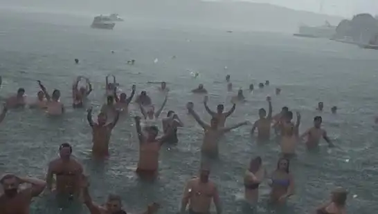 İstanbul’da Bebek Plajı’nda Yağmura Rağmen Denize Girenler Şaşırttı!