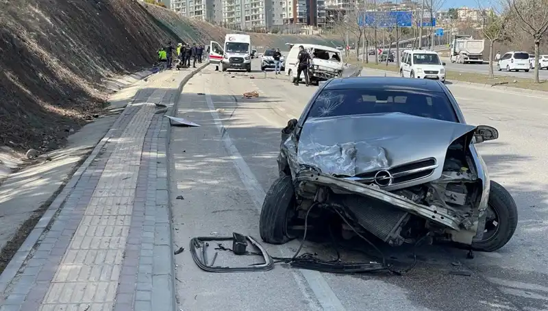 Otomobil Minibüse Çarptı: 1 Kişi Hayatını Kaybetti, 3 Yaralı
