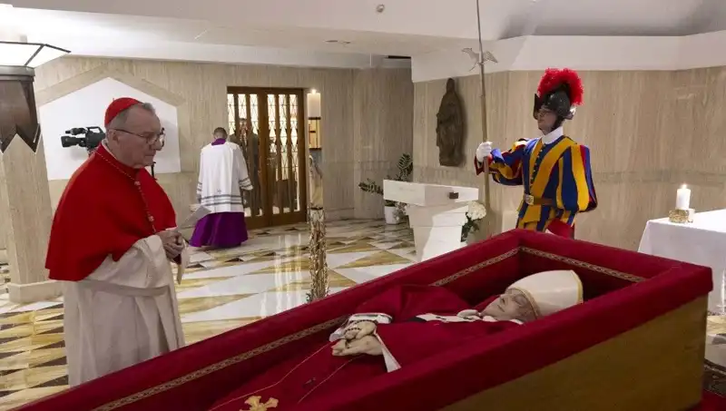Papa'nın Tabutuyla İlgili Gizemli Fotoğraflar Ortaya Çıktı!