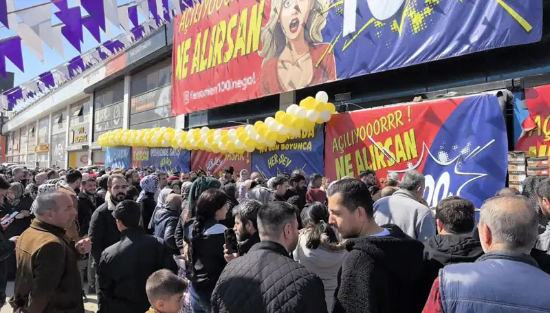 Bursa’da İndirim Fırtınası! Alışveriş Tutkunları İzdiham Yarattı