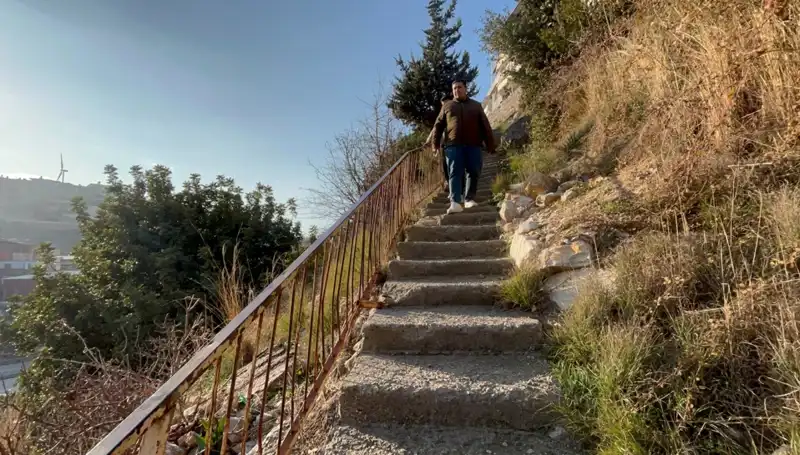 Uçurumun Kenarındaki Evin Yolculuğu: 107 Basamaklı Merdiven Macerası